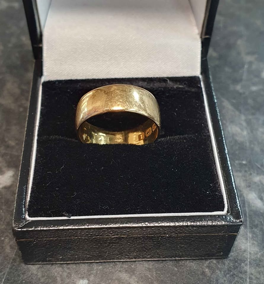 22ct Yellow Gold Wedding Band - Size M - 4.14g