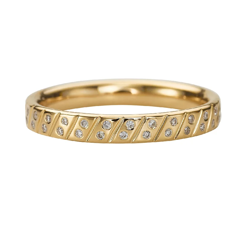 Tilted Pattern Diamond Band